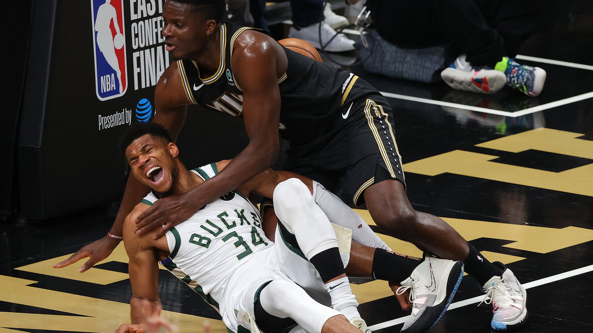 Giannis Antetokounmpo chwilę po nieszczęśliwym wyskoku