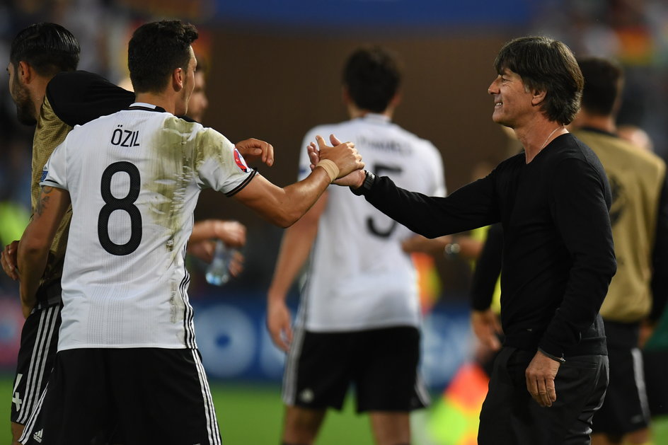 Mesut Özil i Joachim Löw – selekcjoner ufa swojemu piłkarzowi.