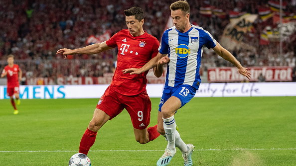 Robert Lewandowski (Bayern) i Lukas Kluenter (Hertha)