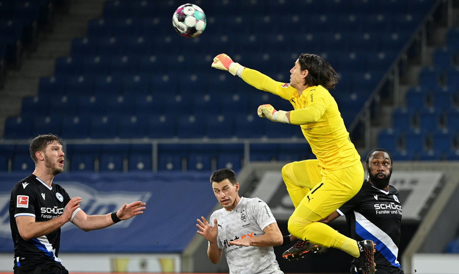 Bramkarz Borussii M. Yann Sommer dał się pokonać Robertowi Lewandowskiemu 3 razy w 11 meczach (nie licząc serii karnych na EURO). 