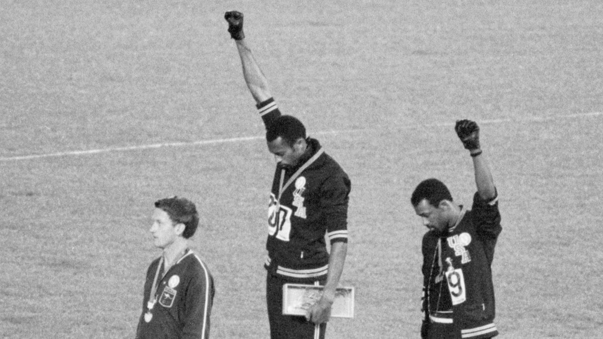 Tommie Smith i John Carlos (zaciśnięte pięści podczas igrzysk olimpijskich w 1968 r. w Meksyku)