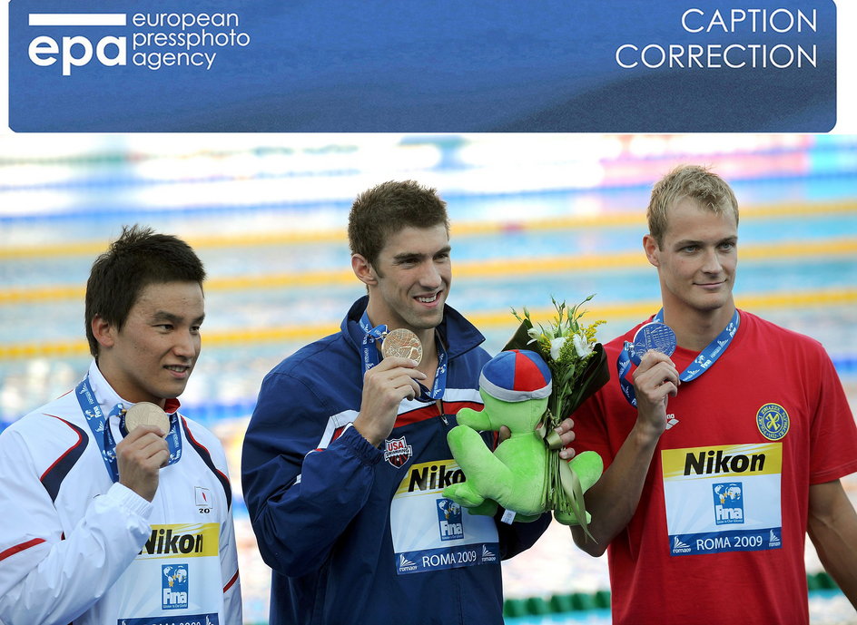 Paweł Korzeniowski (z prawej), Michael Phelps (w środku) i Takeshi Matsuda (z lewej) na podium MŚ 2009