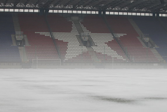 Uszkodzony dach na stadionie Wisły Kraków