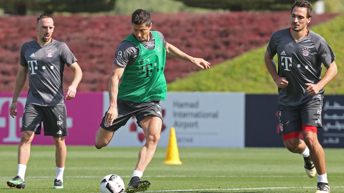 Robert Lewandowski (w środku) i Mats Hummels (z prawej) na treningu