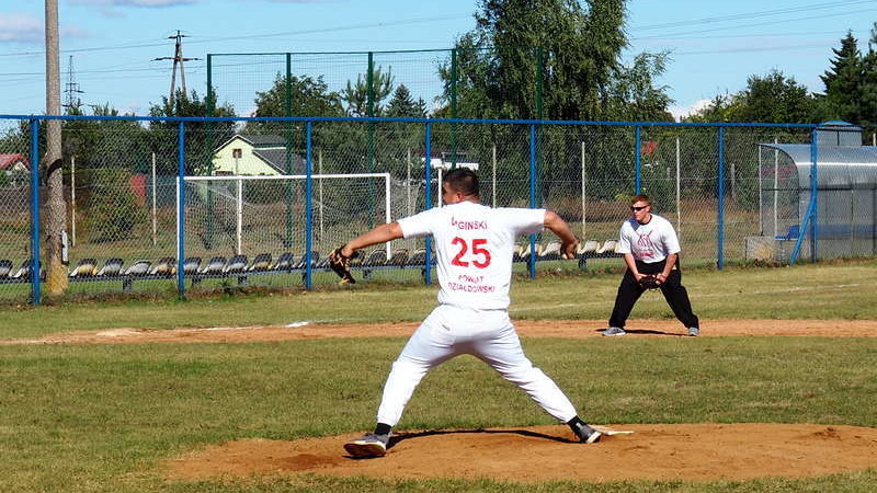 Sierżant Ryan Duginski, który grał na pozycji miotacza, narzuca piłkę zawodnikowi Yankees Działdowo