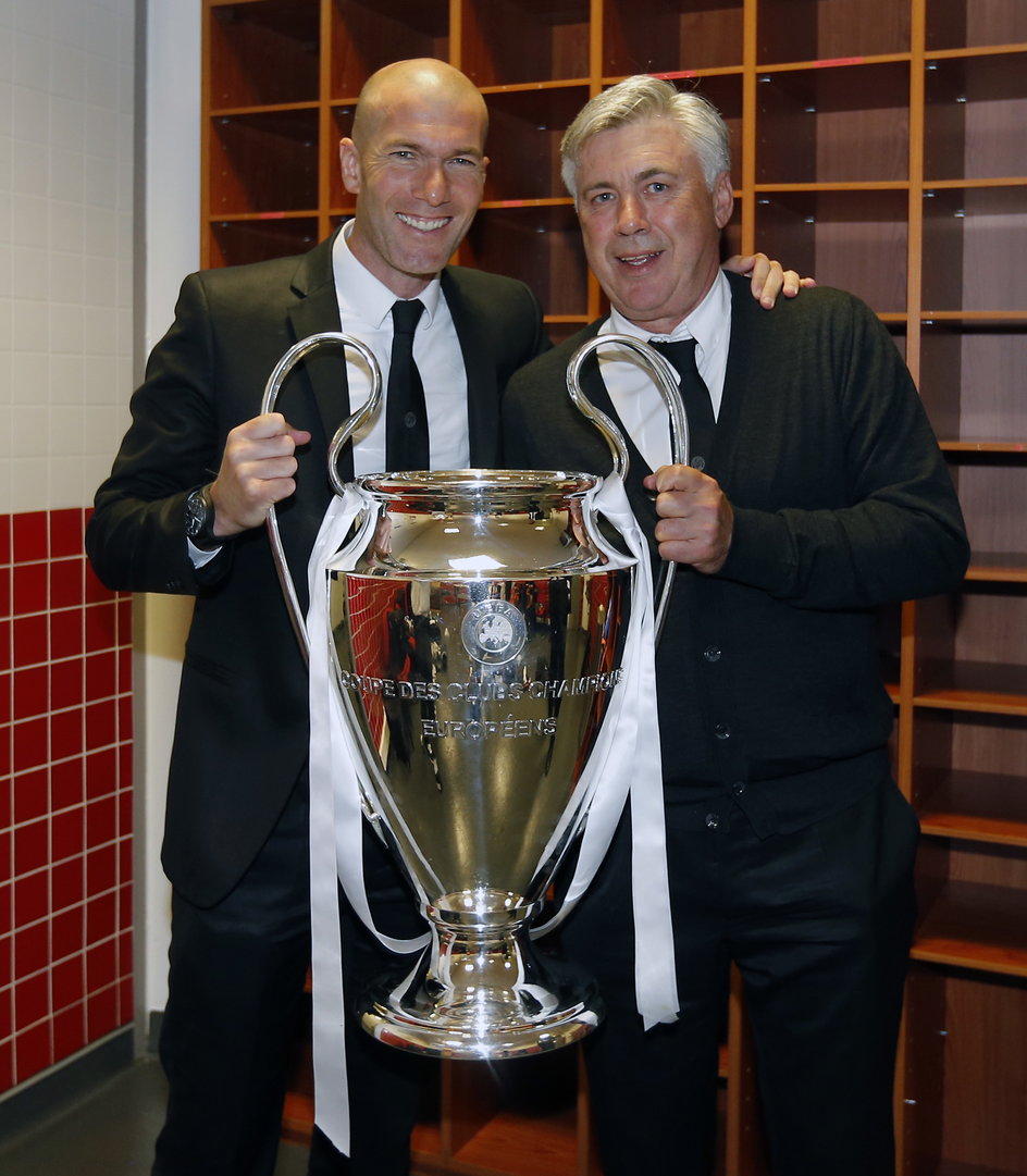 Od lewej: Zinedine Zidane i Carlo Ancelotti świętujący triumf w Lidze Mistrzów 2013/2014