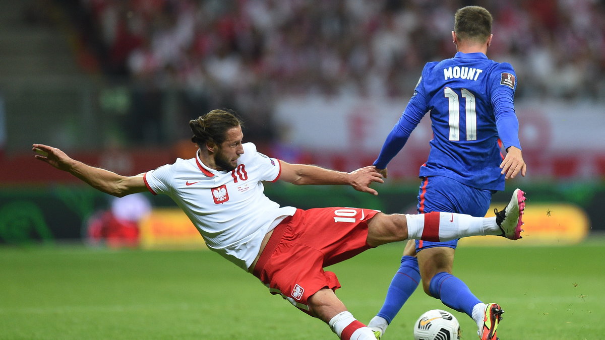 Grzegorz Krychowiak walczy o piłkę z Masonem Mountem - przeciwko Anglii polski pomocnik rozegrał dobry mecz.