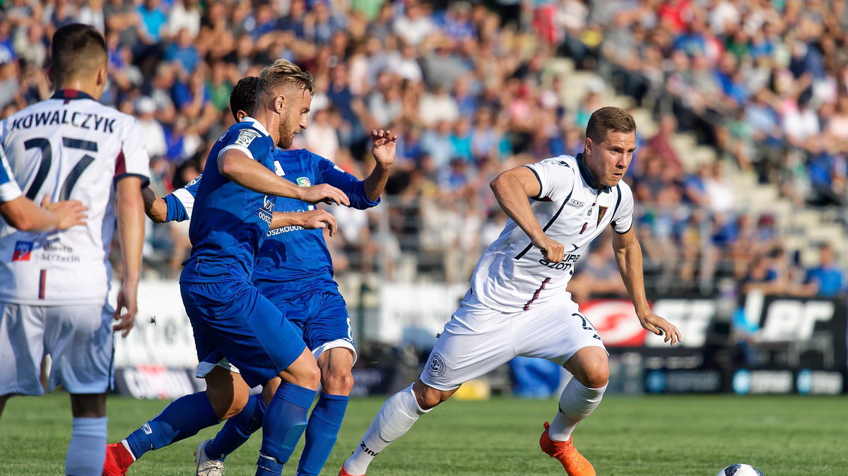 Tomasz Hołota (z prawej) w meczu z Miedzią Legnica