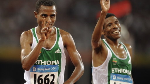 Haile Gebrselassie (z prawej) i Kenenisa Bekele