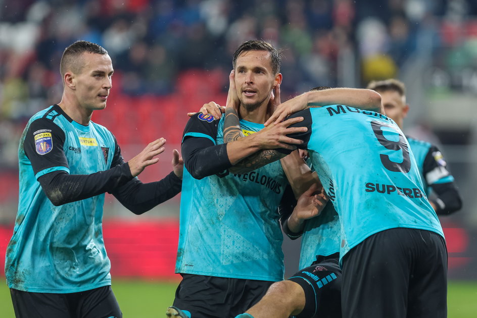 Łukasz Olkowski świętujący zwycięskiego gola wraz z kolegami