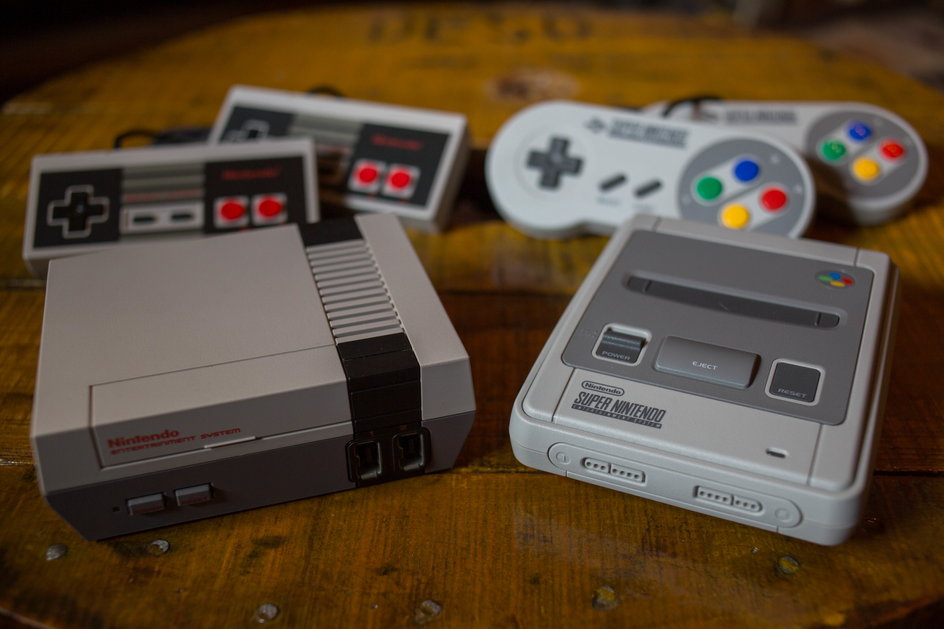 Od lewej: konsola NES (Nintendo Entertainment System) i SNES (Super Nintendo Entertainment System)