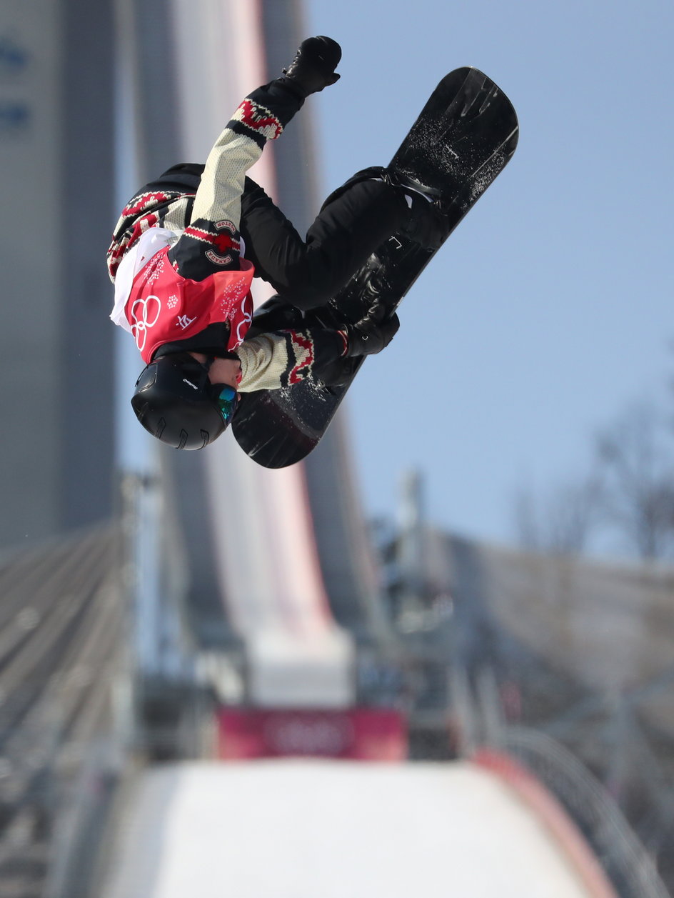 Kanadyjczyk Max Parrot podczas olimpijskich zawodów Big Air w snowboardzie.