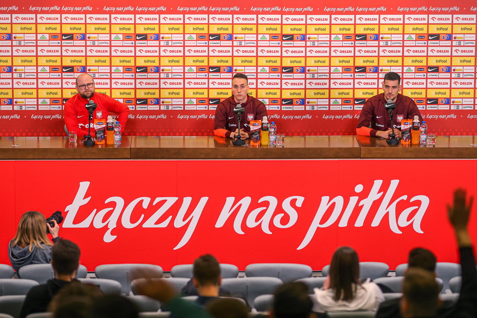 Konferencja prasowa reprezentacji Polski. W tle logo sponsorów