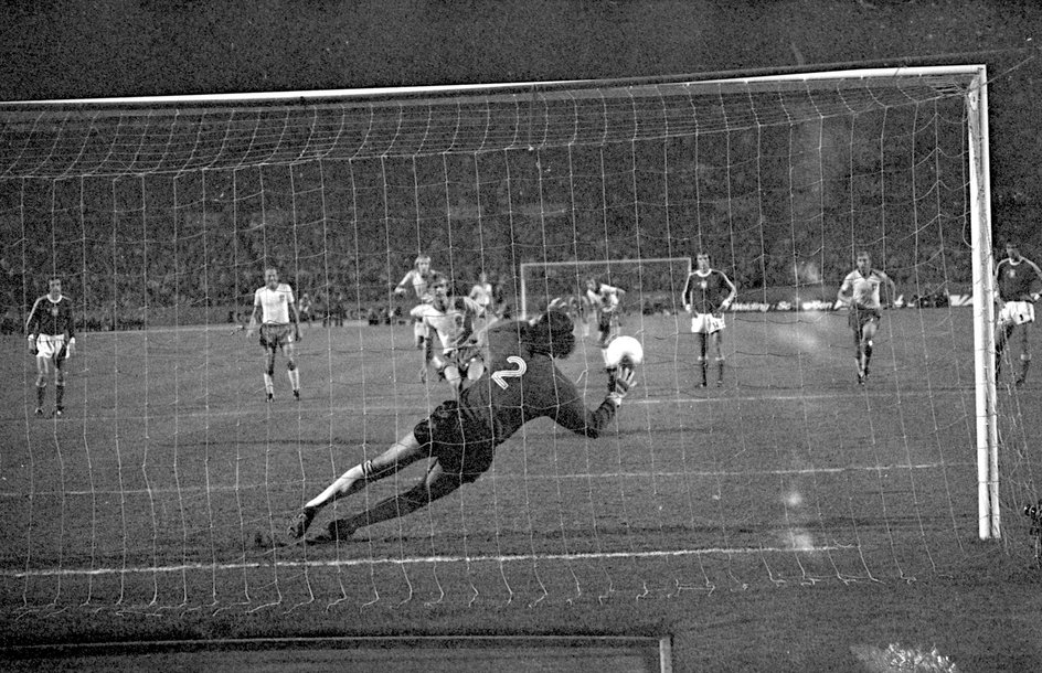 Jan Tomaszewski broni rzut karny w meczu ze Szwecją (1974)