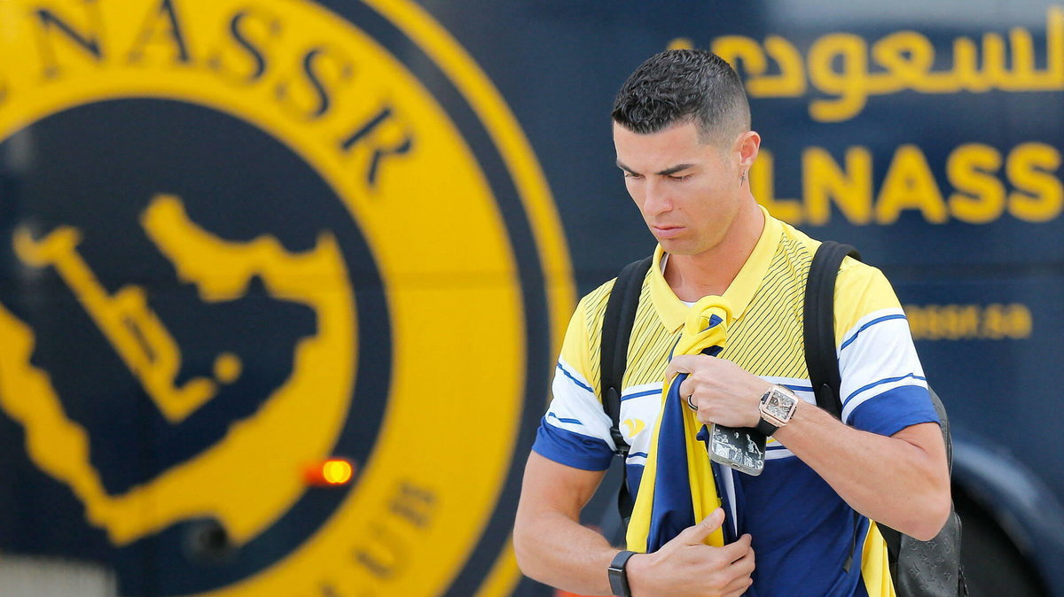 Cristiano Ronaldo na tle herbu Al=Nassr