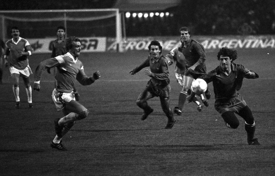 9 listopada 1988 roku w rewanżowym starciu 1/8 finału Pucharu Zdobywców Pucharów prowadzony przez Henryka Apostela Lech zremisował w Poznaniu z Barceloną 1:1 (na zdjęciu pierwszy z prawej pomocnik Barcy Jose Mari Bakero, który w 2010 roku został trenerem Kolejorza). Po dogrywce o awansie decydował konkurs rzutów karnych, które lepiej wykonywali goście.