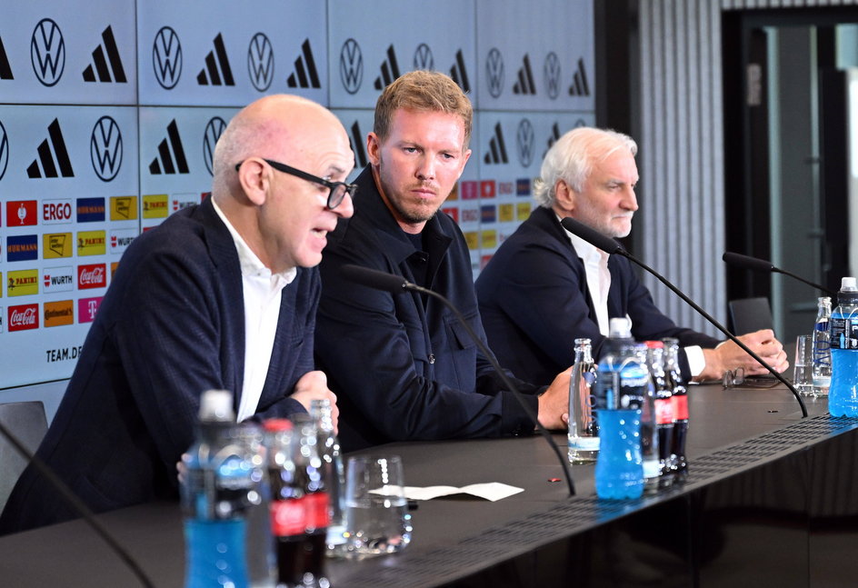 Bernd Neuendorf, Julian Nagelsmann i Rudi Voeller podczas prezentacji nowego selekcjonera reprezentacji Niemiec