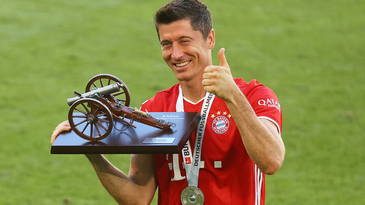 Robert Lewandowski z trofeum za wygranie klasyfikacji strzelców Bundesligi