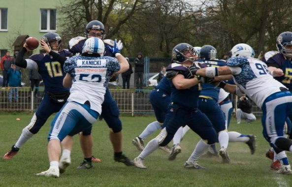 Linia Ofensywna perfekcyjnie chroni QB #10, fot. A. Pawłowski