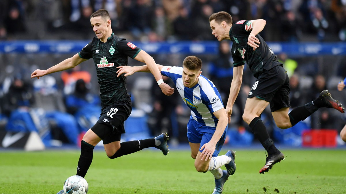 Krzysztof Piątek (Hertha Berlin) i Marco Friedl oraz Niklas Moisander (Werder Brema)