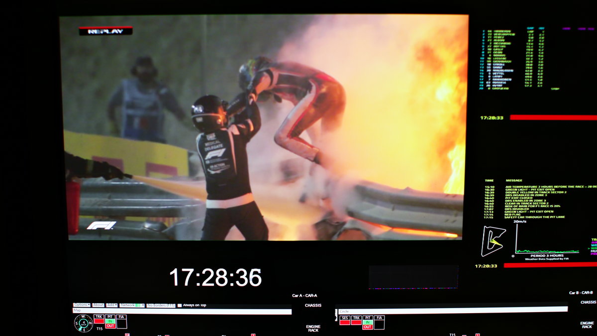Romain Grosjean wyskakujący z płonącego bolidu