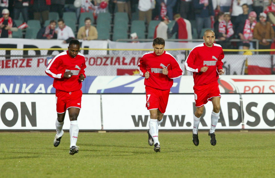 Emmanuel Olisadebe, Piotr Świerczewski i Radosław Kałużny przed meczem Polska - Węgry (29 marca 2003 r.)