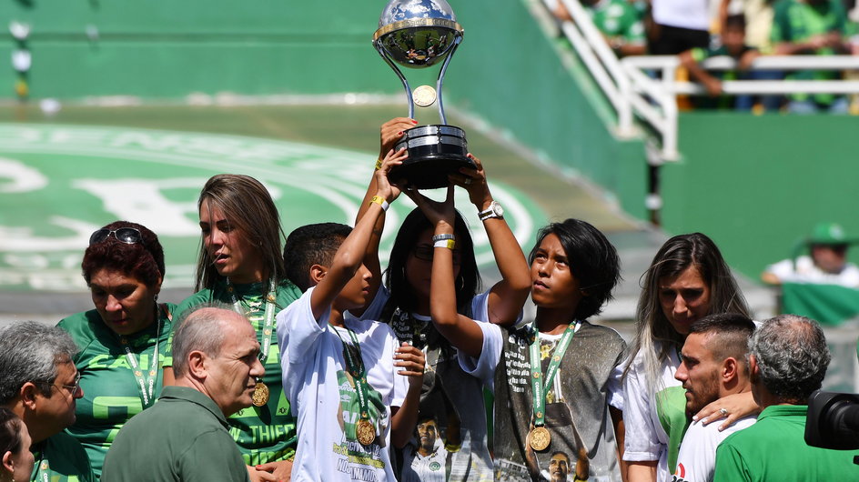 Ocaleni piłkarze z Chapeco oraz rodziny ofiar odebrali trofeum za triumf w Copa Sudamericana.