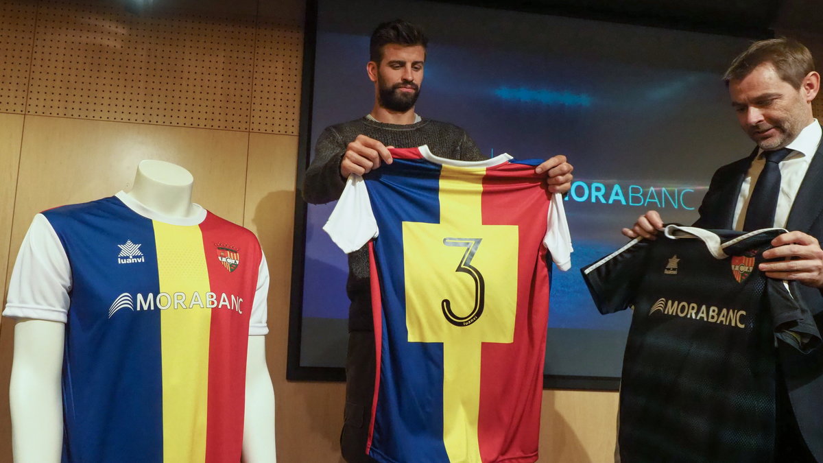 Gerard Pique z koszulką FC Andorra