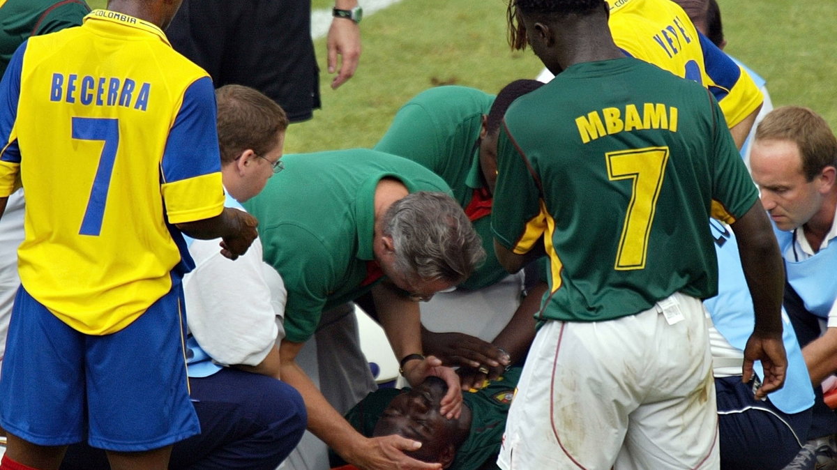 Marc Vivien-Foe tuż przed zniesieniem z boiska