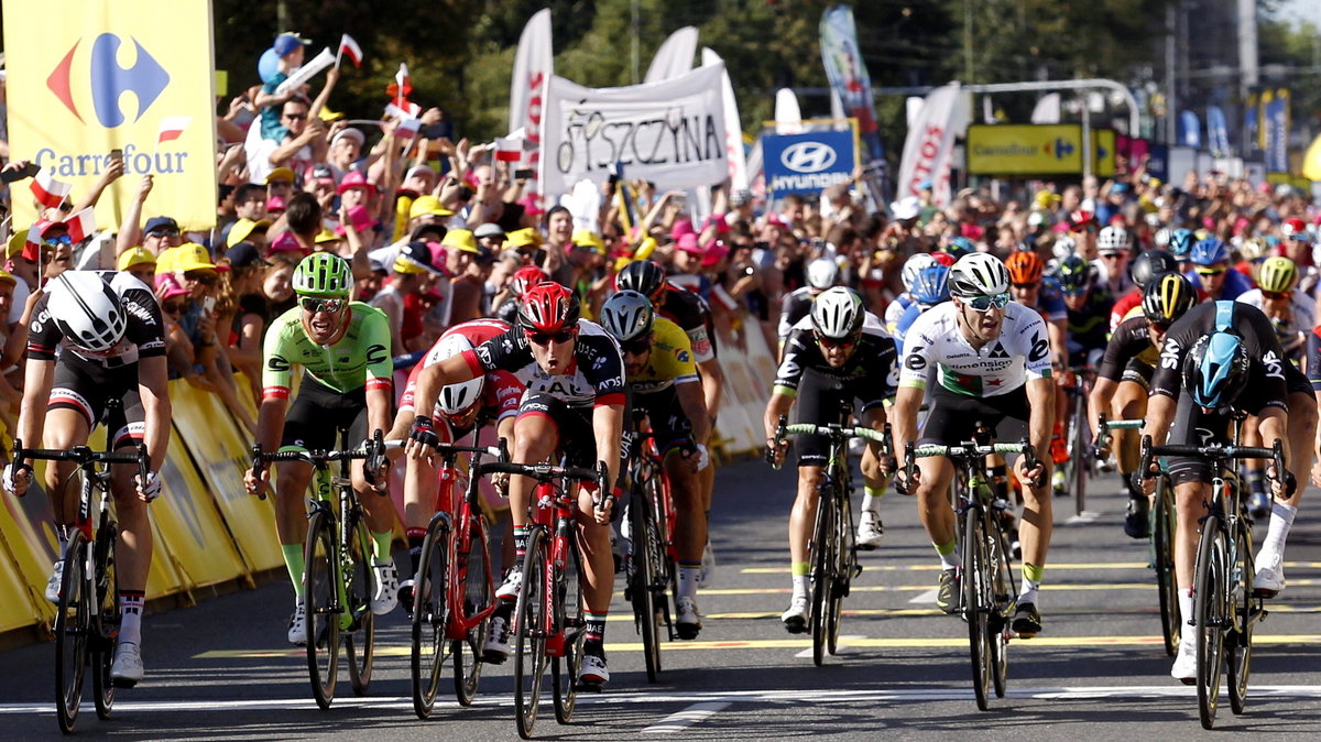 Danny Van Poppel finiszuje (pierwszy z prawej)