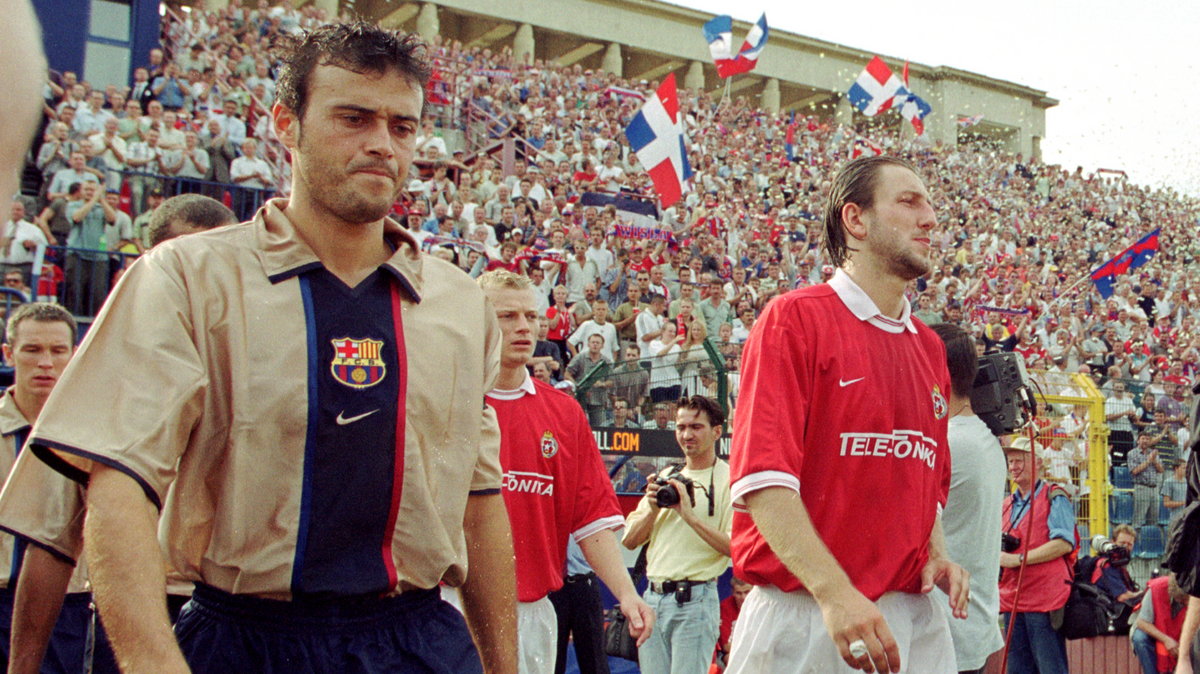 Luis Enrique i Kamil Kosowski przed meczem Wisły Kraków z FC Barceloną (8 sierpnia 2001 r.)