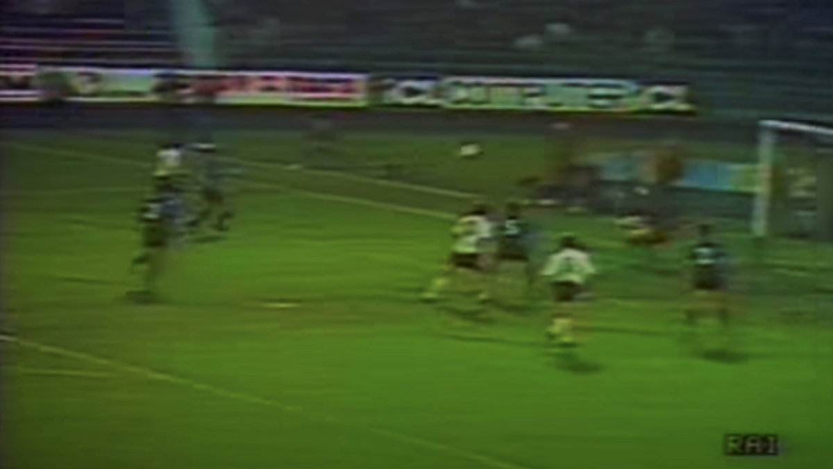 41. minuta meczu Legia - Inter (3:2) przy Łazienkowskiej 22 października 1986 roku. Goście prowadzą 1:0, ale Witold Sikorski dostaje w polu karnym dobre podanie od Dariusza Wdowczyka i mimo ostrego kąta strzela na bramkę. Piłka odbija się od poprzeczki nad głową Waltera Zengi i wpada do siatki!