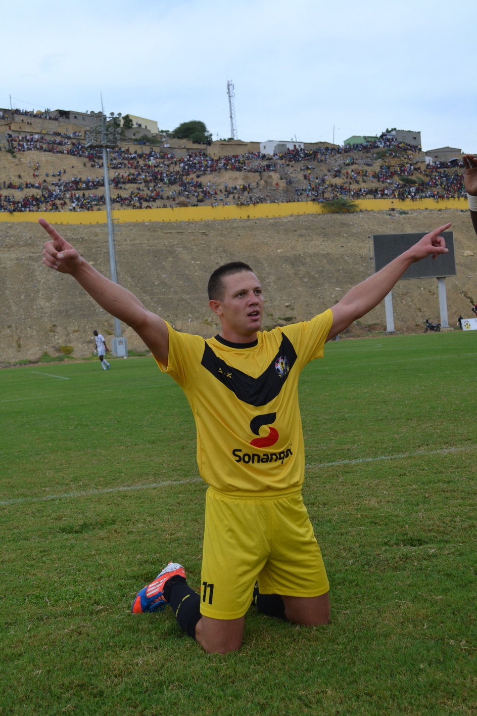 Jacek Magdziński cieszący się z gola dla Academica Petroleos de Lobito na stadionie tego klubu