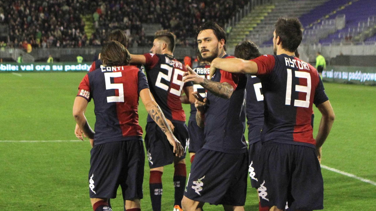 Piłkarze Cagliari (Mauricio Pinilla przodem)