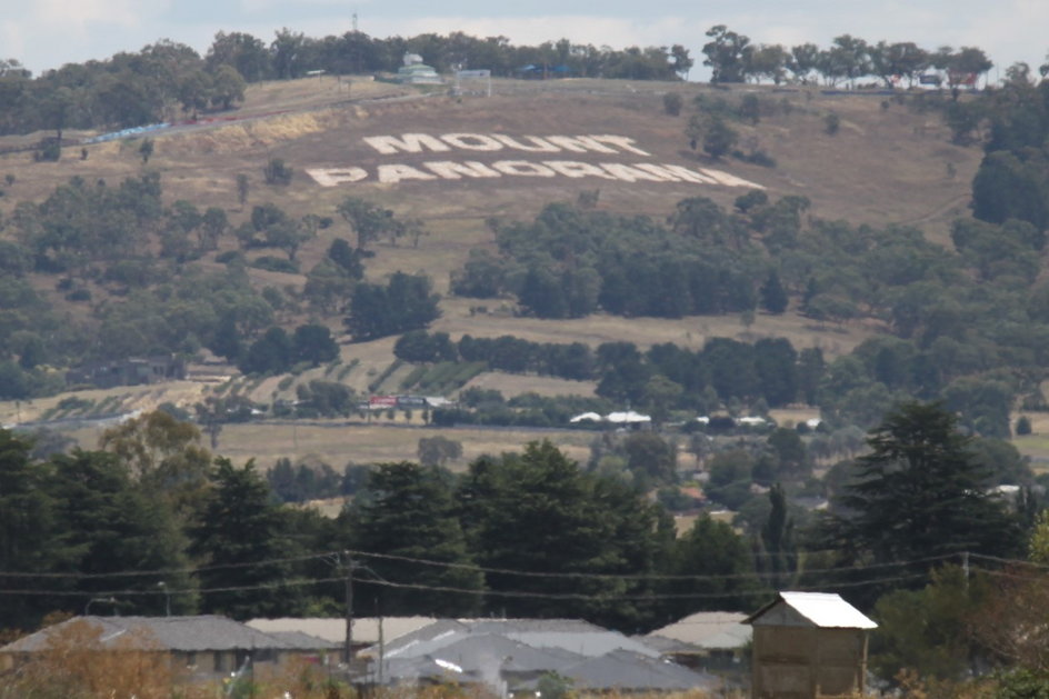 Tor na Mount Panorama góruje nad Bathurst