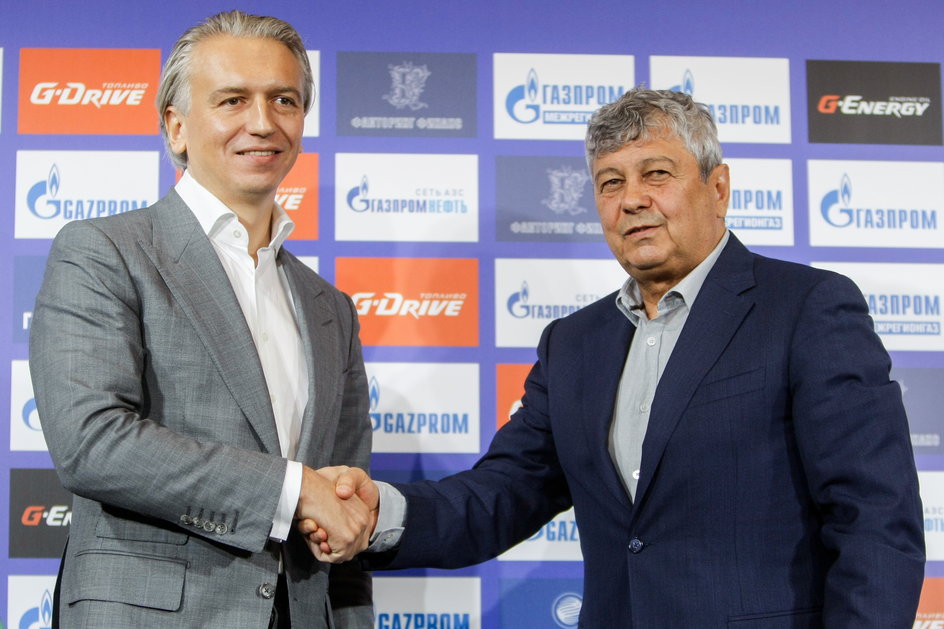 Aleksandr Diukow (z prawej) i Mircea Lucescu podczas pierwszej konferencji prasowej nowego trenera Zenitu w 2016 r.