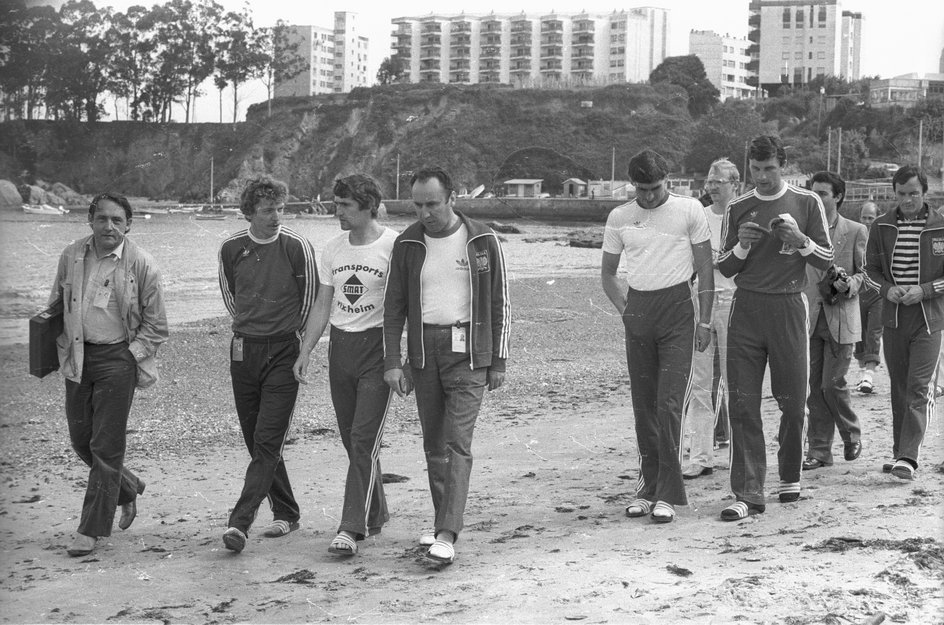 Piłkarska reprezentacja Polski w 1982 roku w Hiszpanii. Piotr Mowlik po prawej stronie.