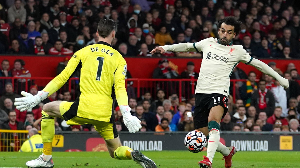Mohamed Salah (P) strzela gola przeciwko Davidowi De Gei z Manchesteru United