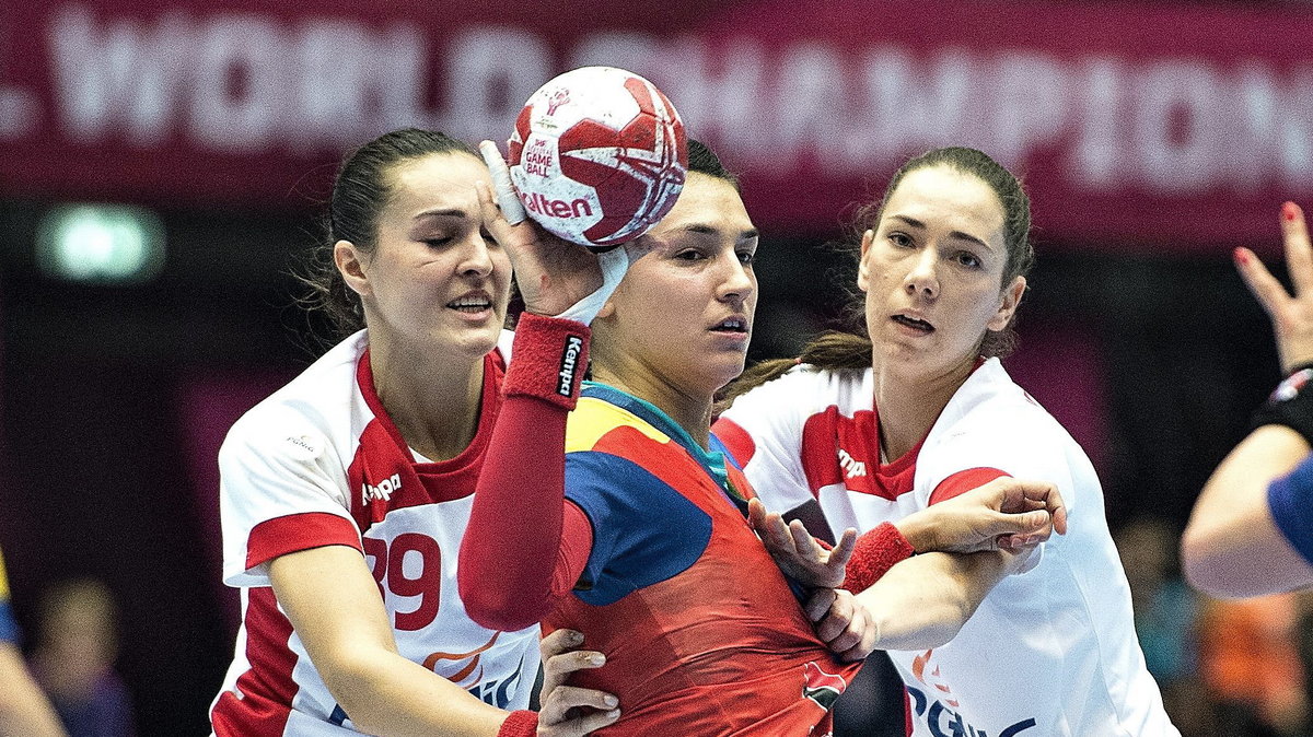 Christina Neagu (w środku) i Monika Kobylińska (P)