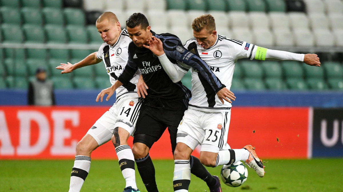 Adam Hlousek i Jakub Rzeźniczak zatrzymują Cristiano Ronaldo