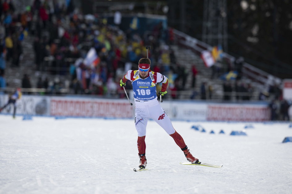 Mateusz Janik w zawodach PŚ w biathlonie w Oestersund w 2019 r.