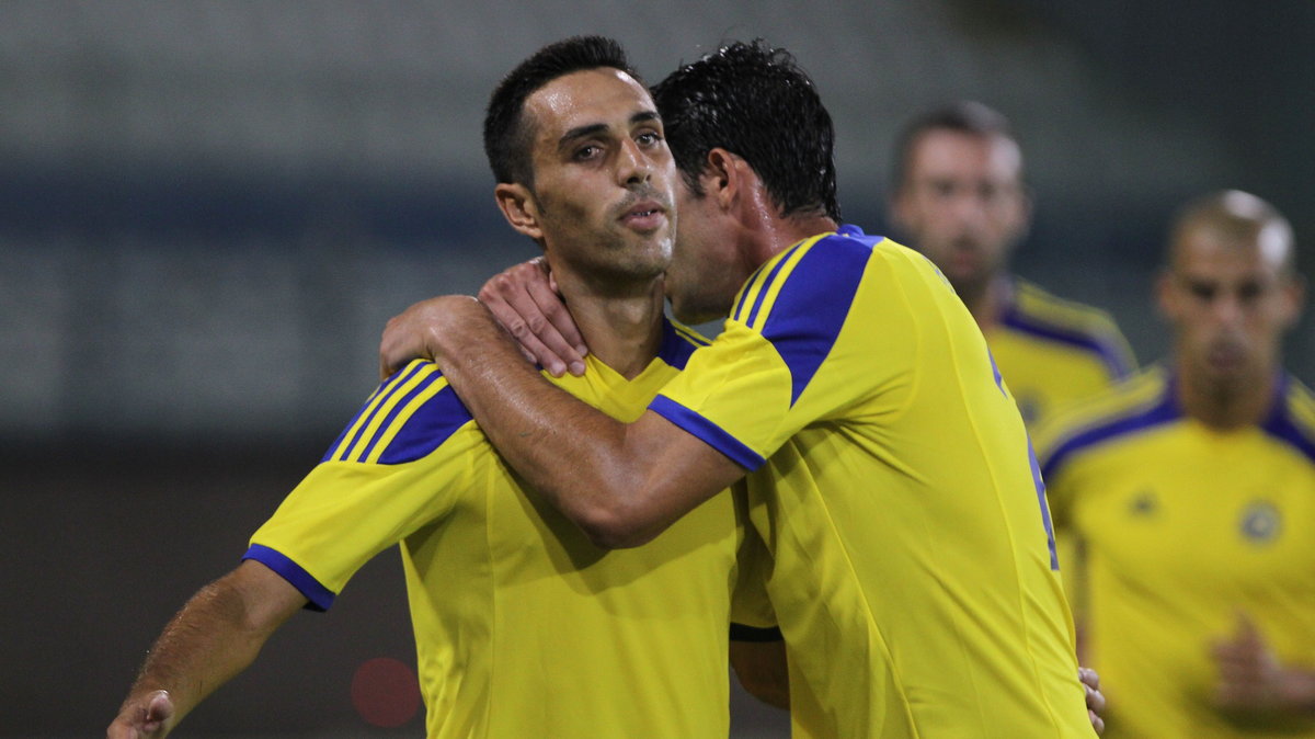 Eran Zahavi (L)