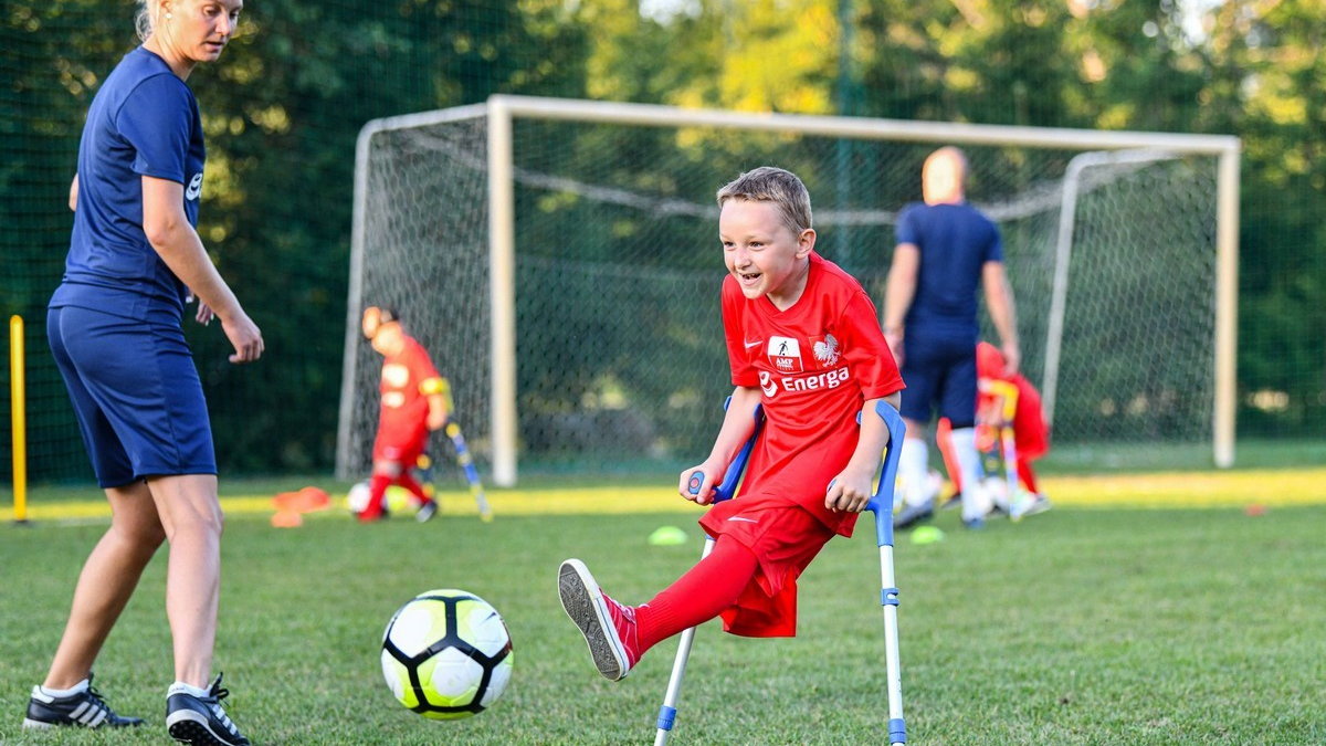 Junior Amp Futbol: dzieci bez nóg grają w piłkę. Wspiera je Kamil Grosicki  - Przegląd Sportowy