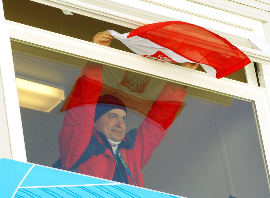 Tomasz Zimoch wywiesza polską flagę podczas igrzysk olimpijskich w Vancouver (2010 r.)