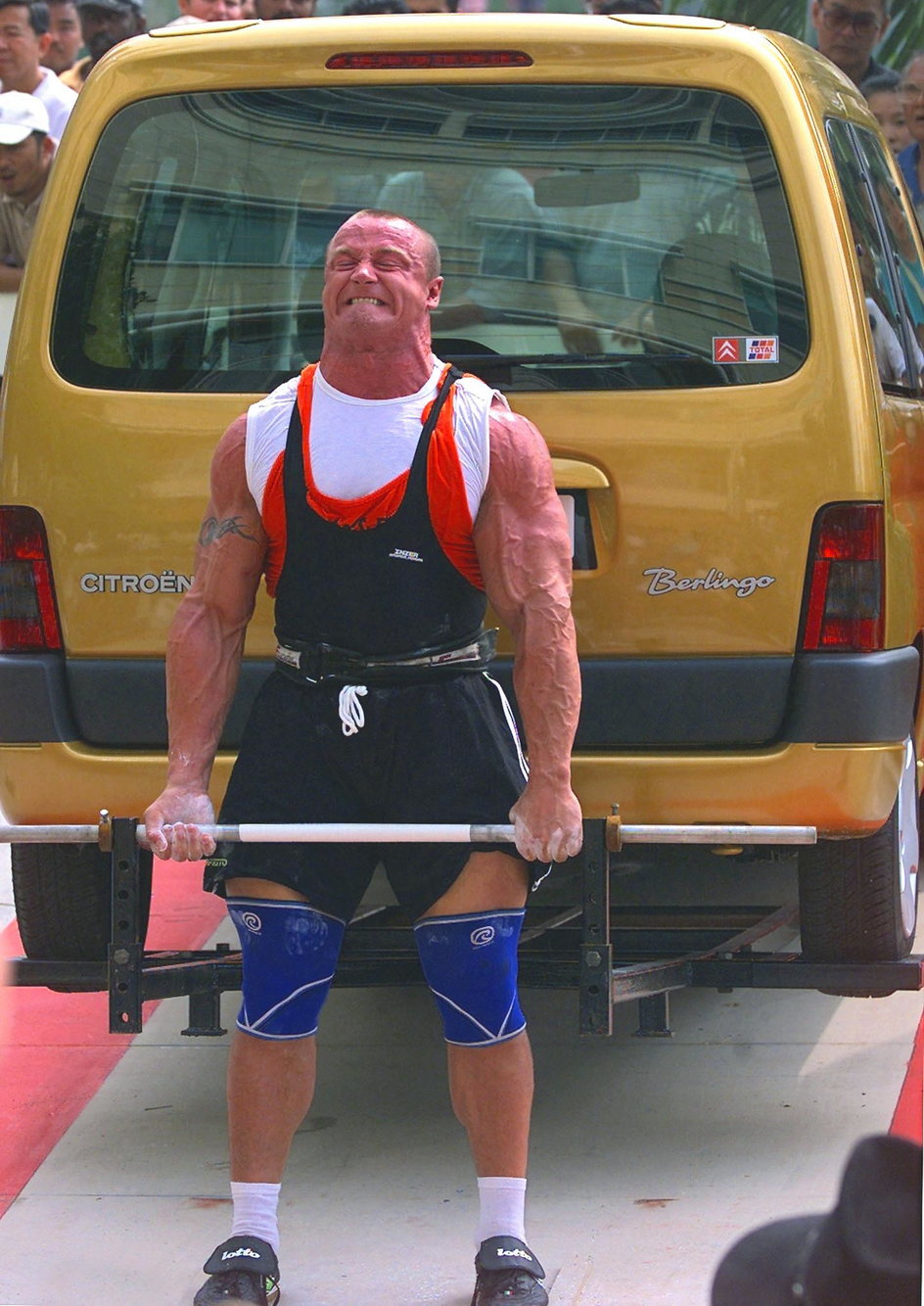 Mariusz Pudzianowski podczas podnoszenia samochodu w Kuala Lumpur w 2002 r.