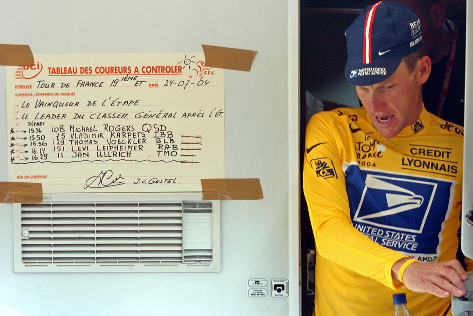 Lipiec 2004, Lance Armstrong wysiadający z samochodu medycznego Tour de France