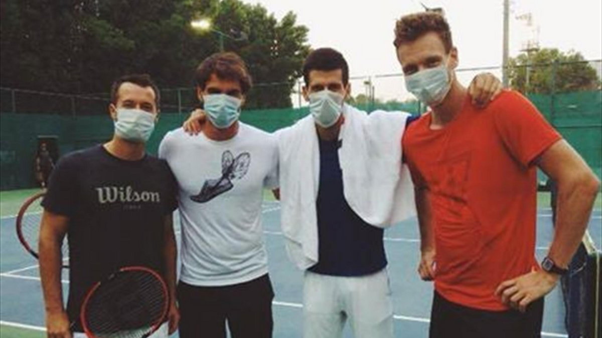 Tenisiści w Dubaju muszą trenować w maskach