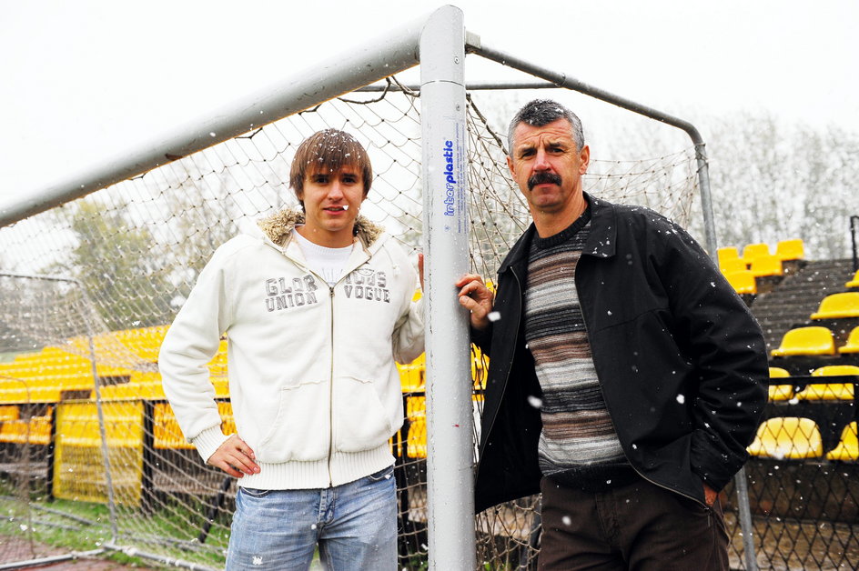 Łukasz Janoszka z ojcem Marianem na stadionie Ruchu Radzionków w 2009 roku