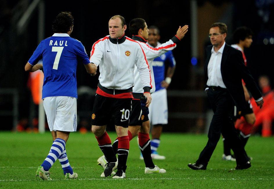 Raul Gonzalez i Wayne Rooney przed półfinałowym meczem Ligi Mistrzów w 2011 r.