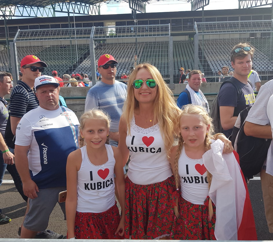 I Love Kubica - takie fanki czekały na Roberta pod garażem